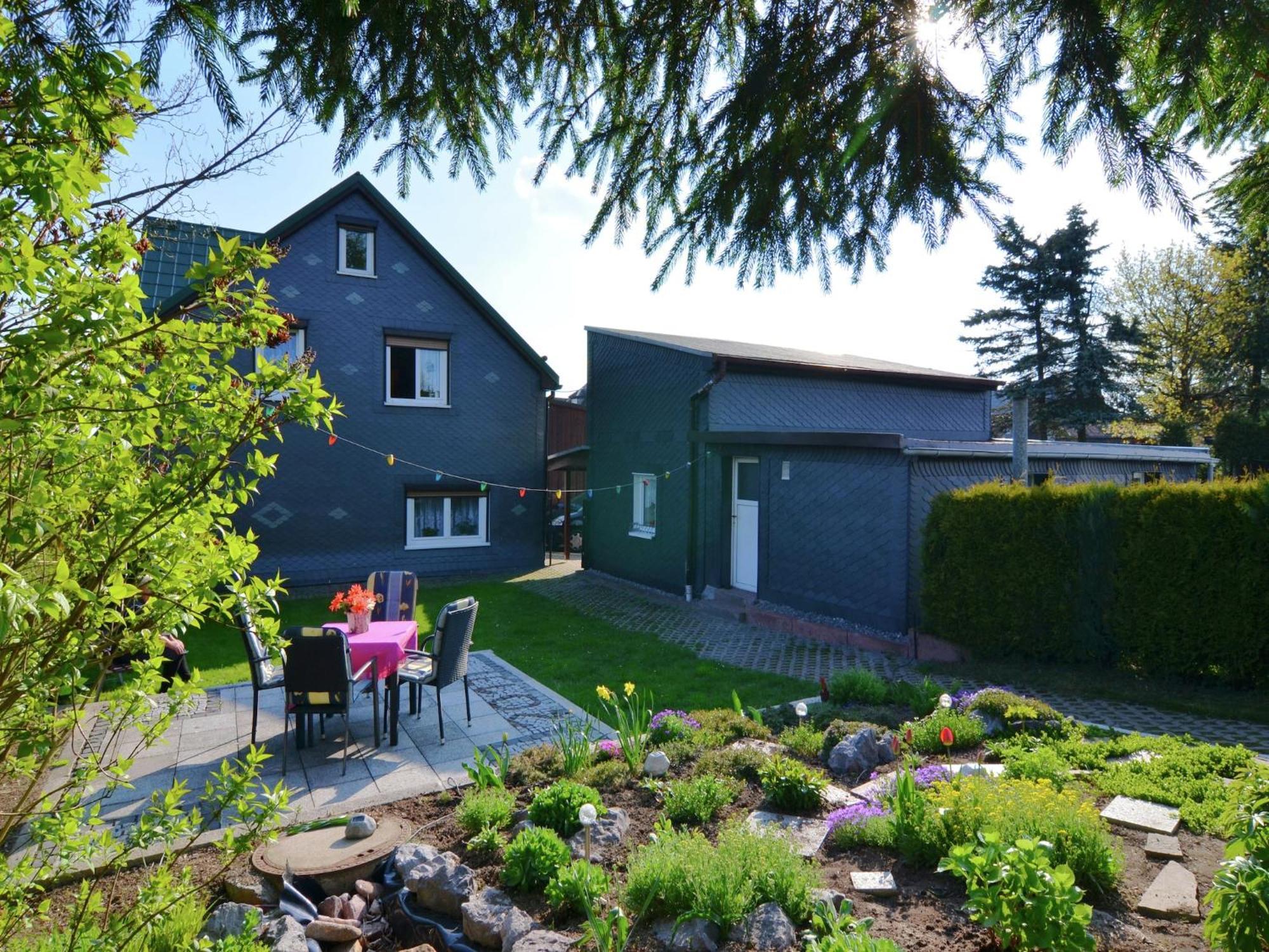 Holiday Home With Garden Neustadt am Rennsteig Exterior photo